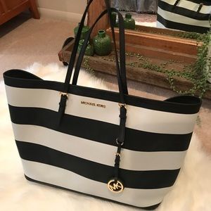 Authentic Black & White Michael Kors Purse 👛